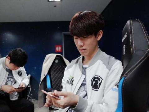 在今日对战RNG的第一局比赛中，在大龙团战敌方先手发难寒冰射出大招击中Beichuan