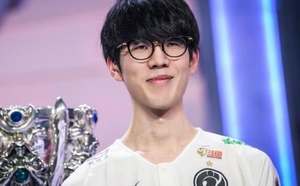 BLG电子竞技俱乐部 赛后返图 赢比赛后的笑容阳光灿烂